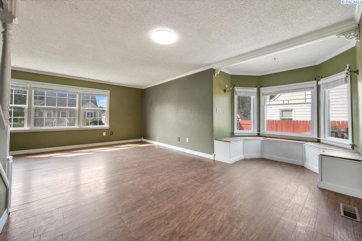 1220 W Kennewick Ave.