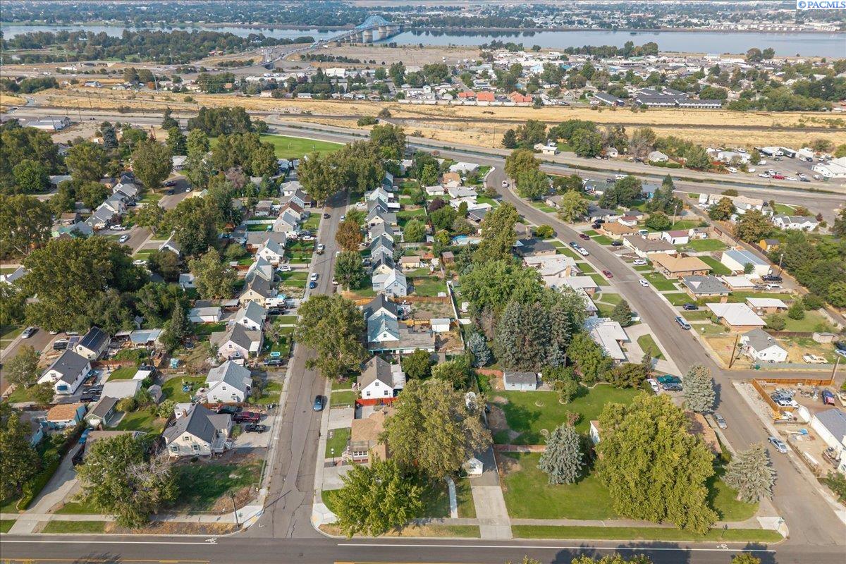 1220 W Kennewick Ave.