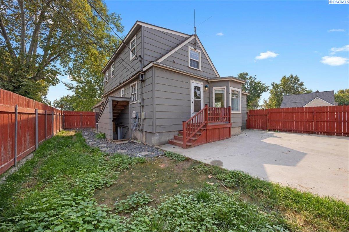 1220 W Kennewick Ave.