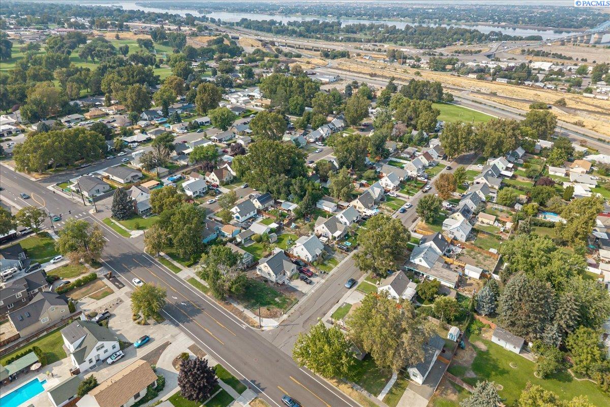 1220 W Kennewick Ave.