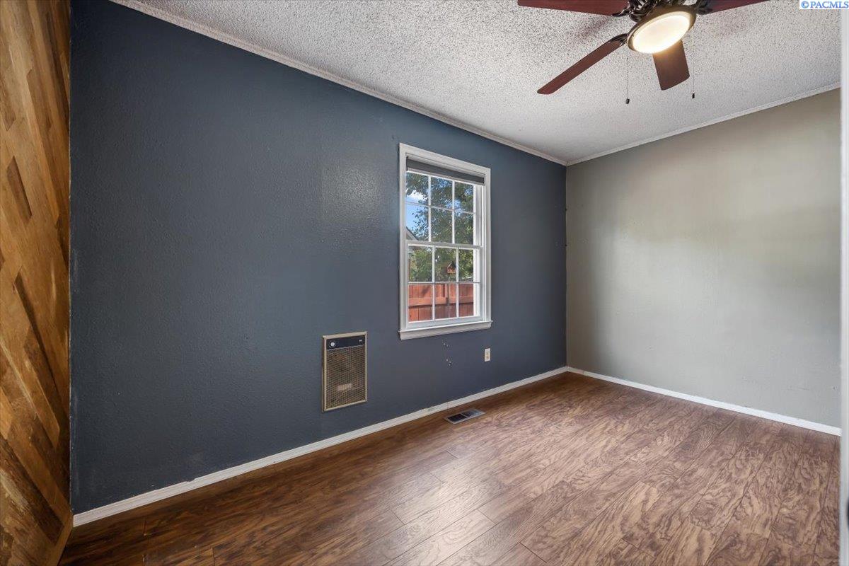 1220 W Kennewick Ave.