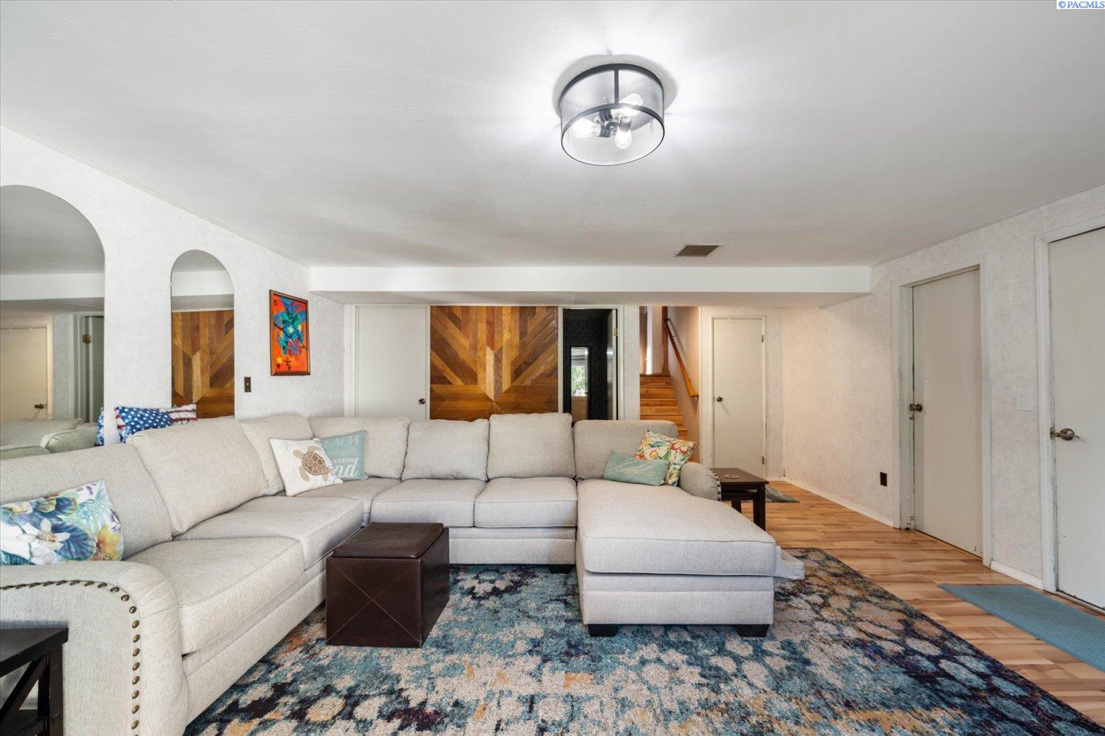 909 W 34th