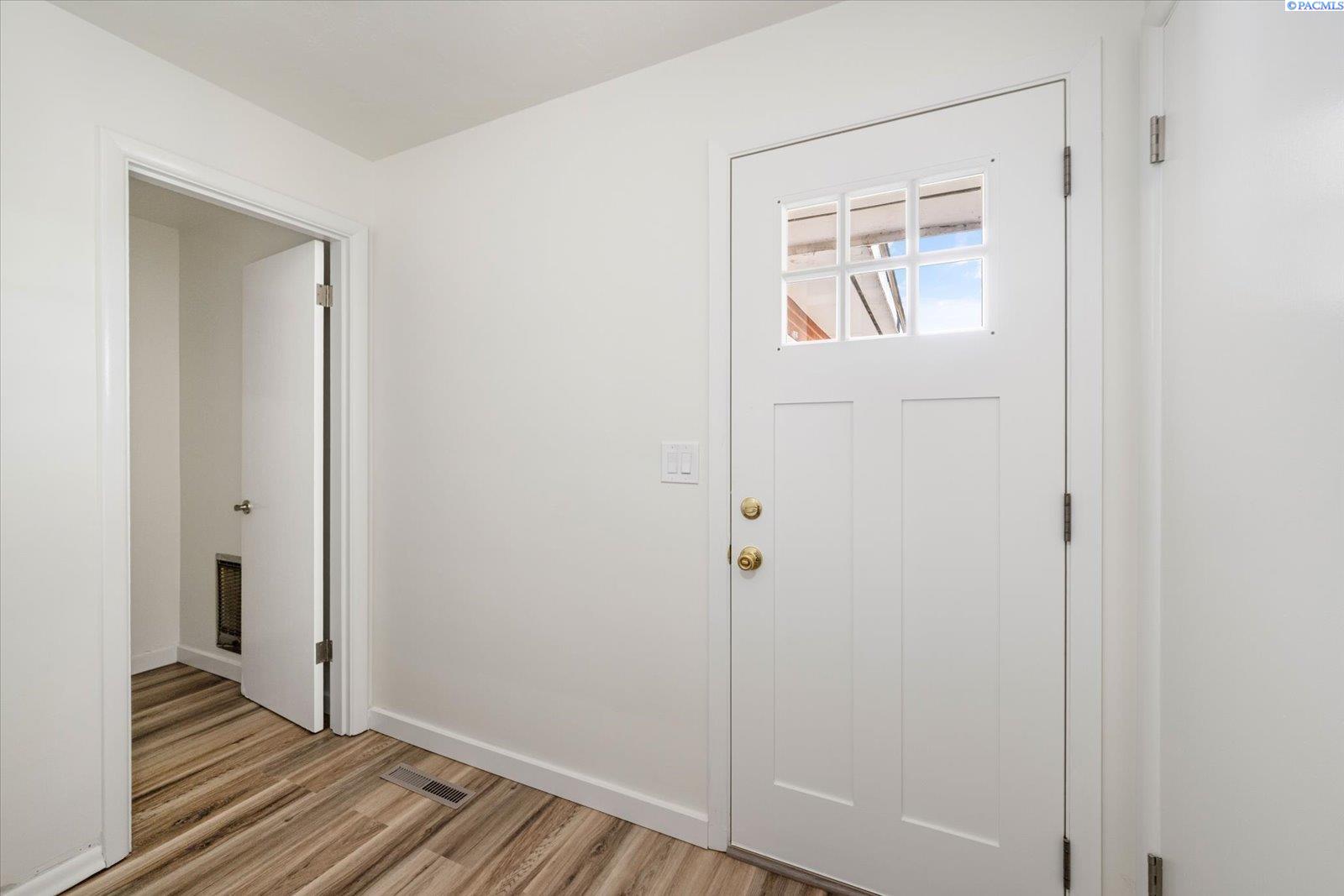 208 S Morain