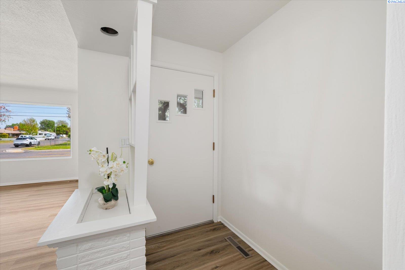 208 S Morain
