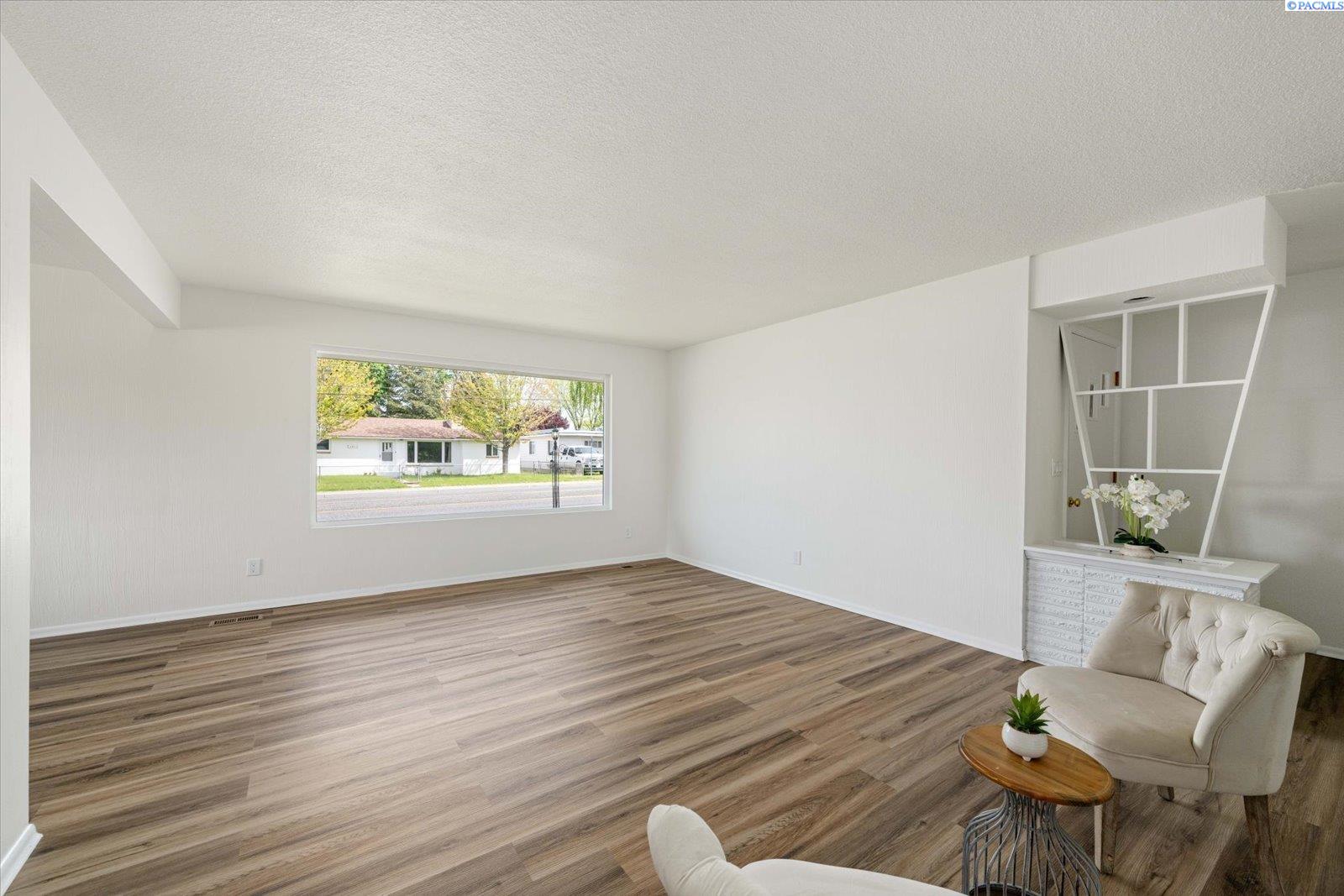 208 S Morain