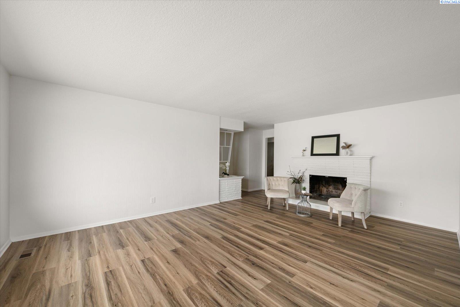 208 S Morain