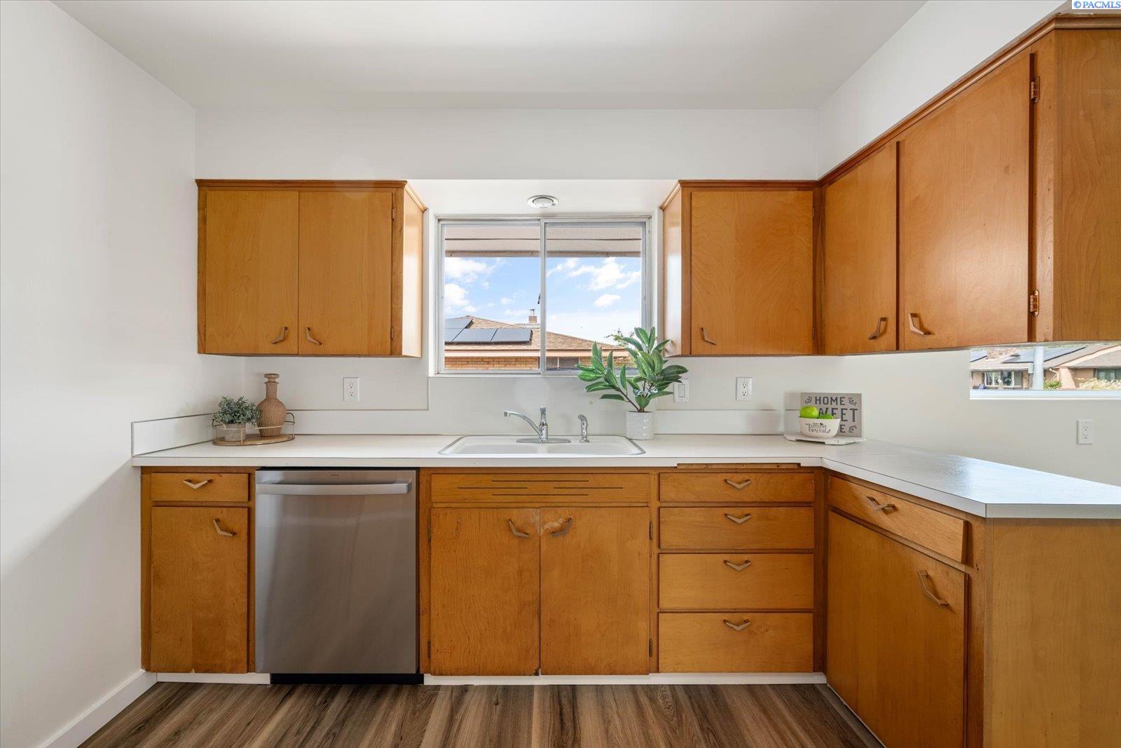 208 S Morain