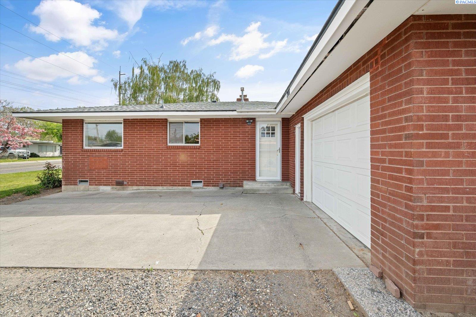 208 S Morain