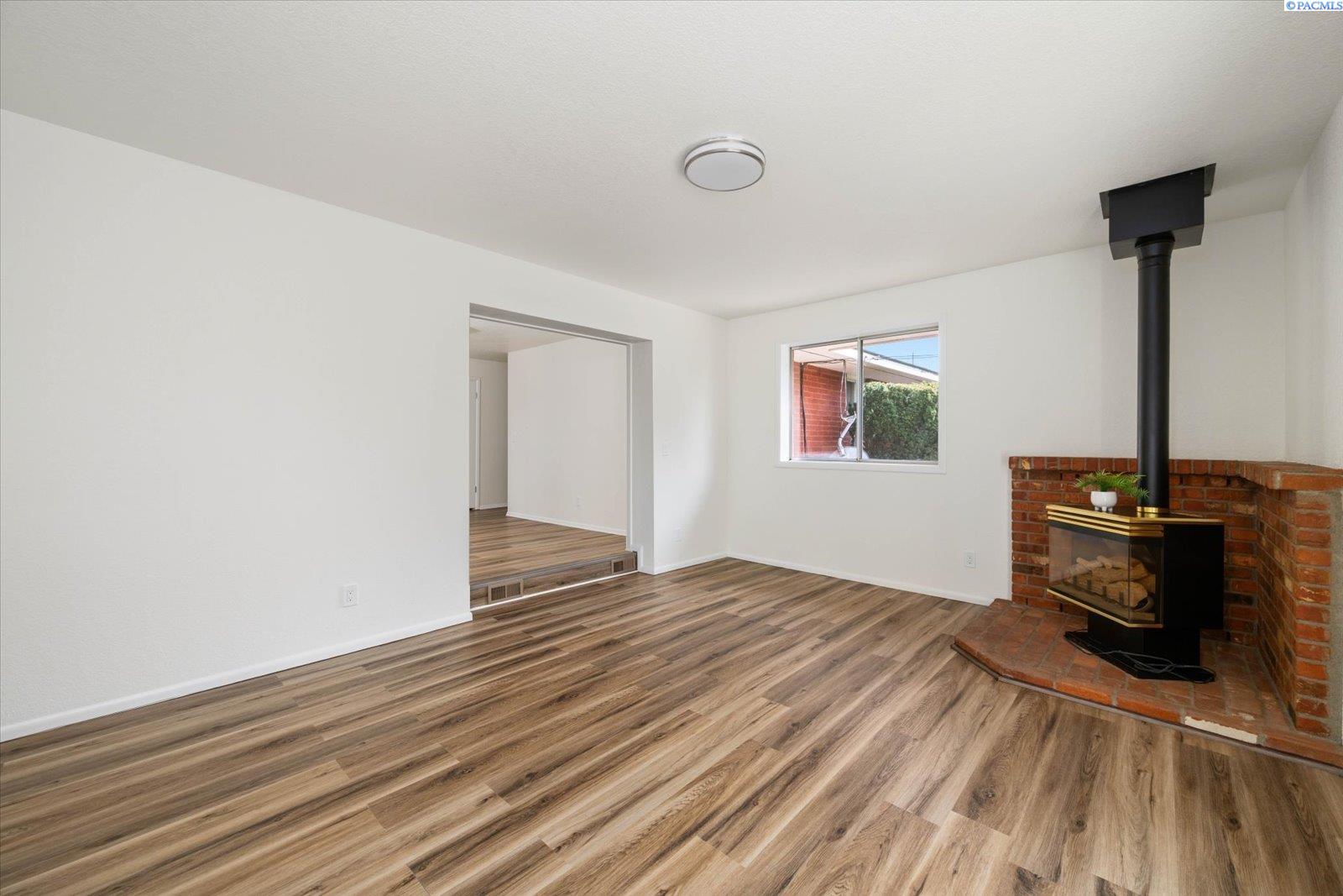 208 S Morain
