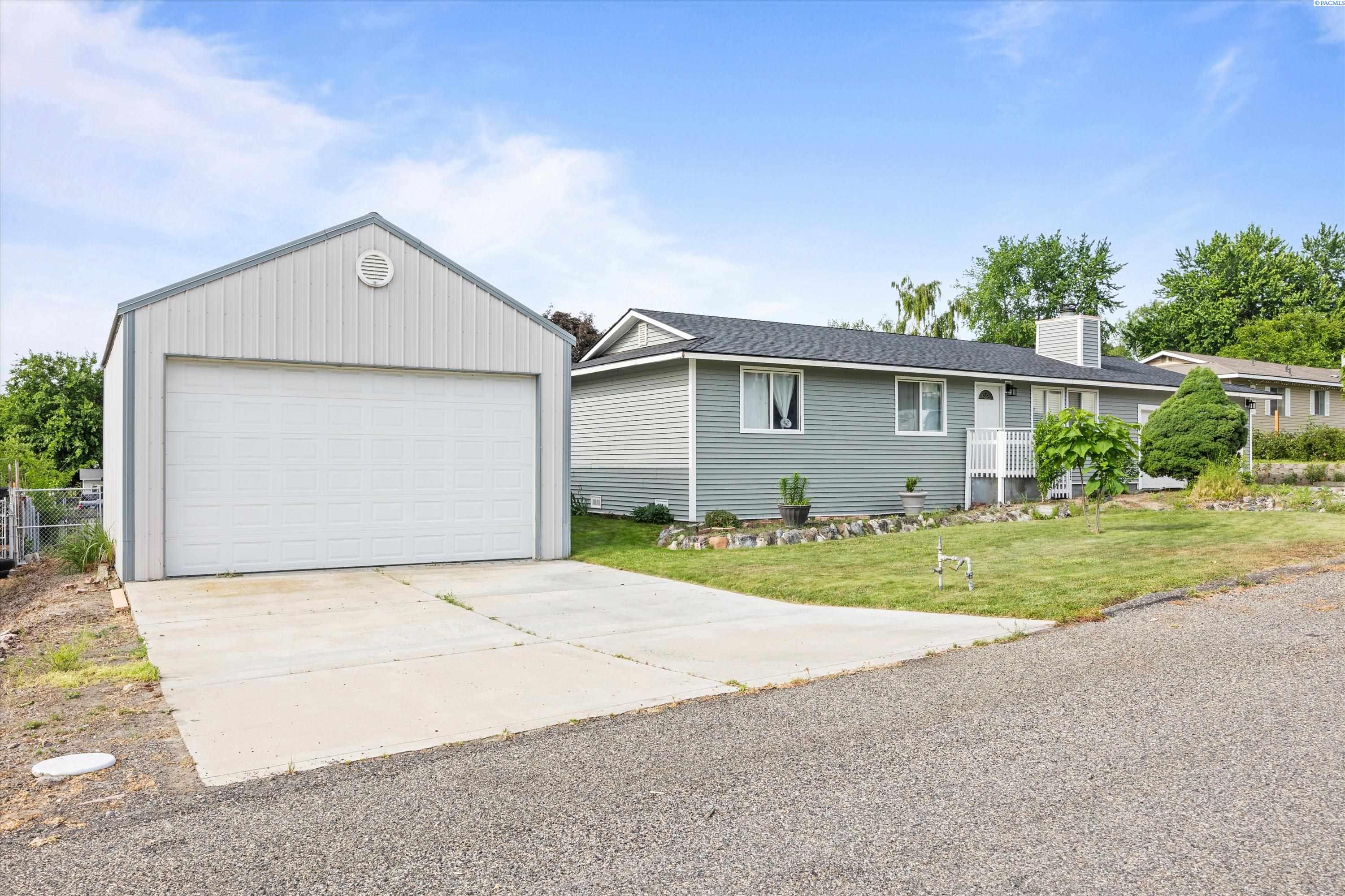 1103 Christopher Ln