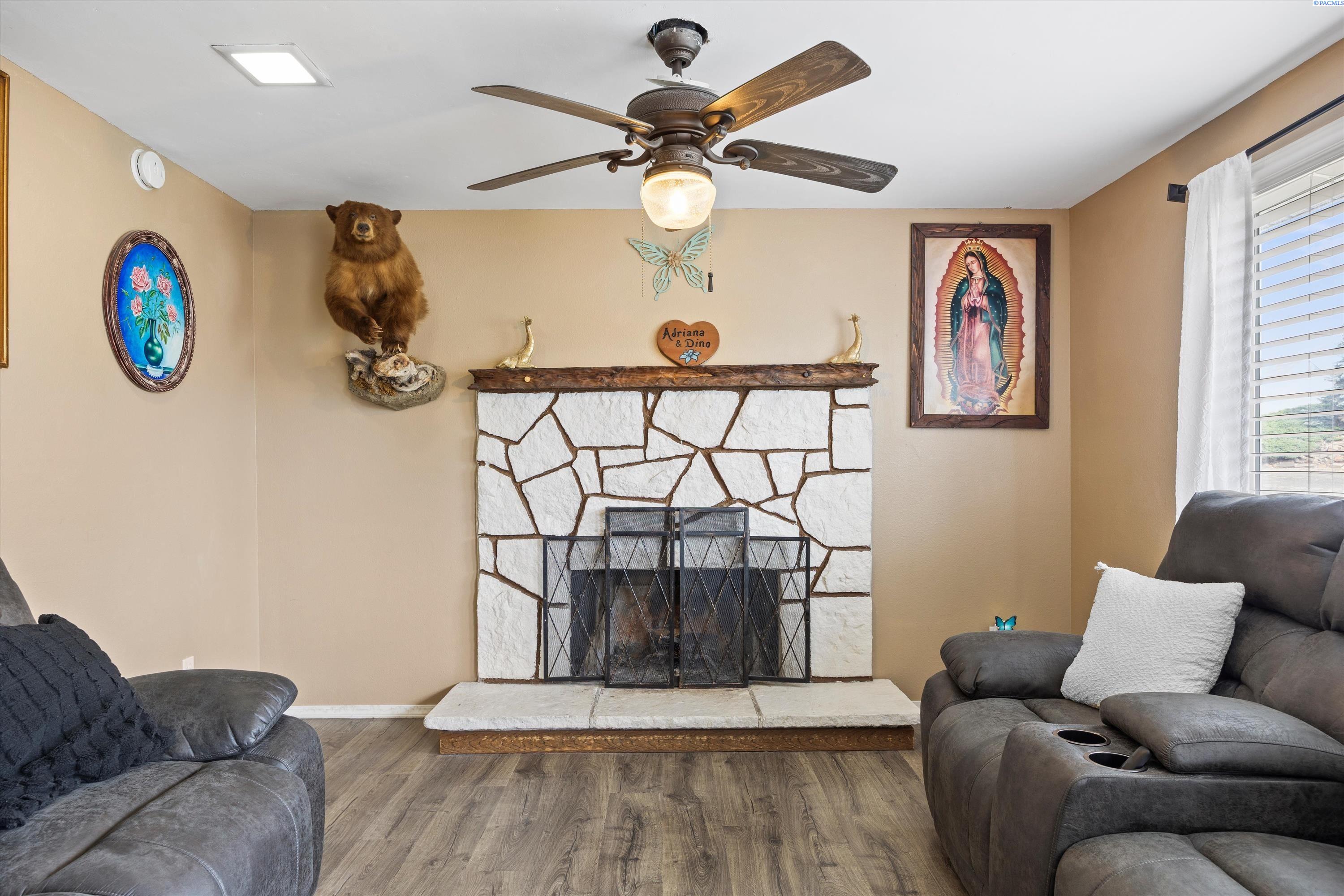 1103 Christopher Ln