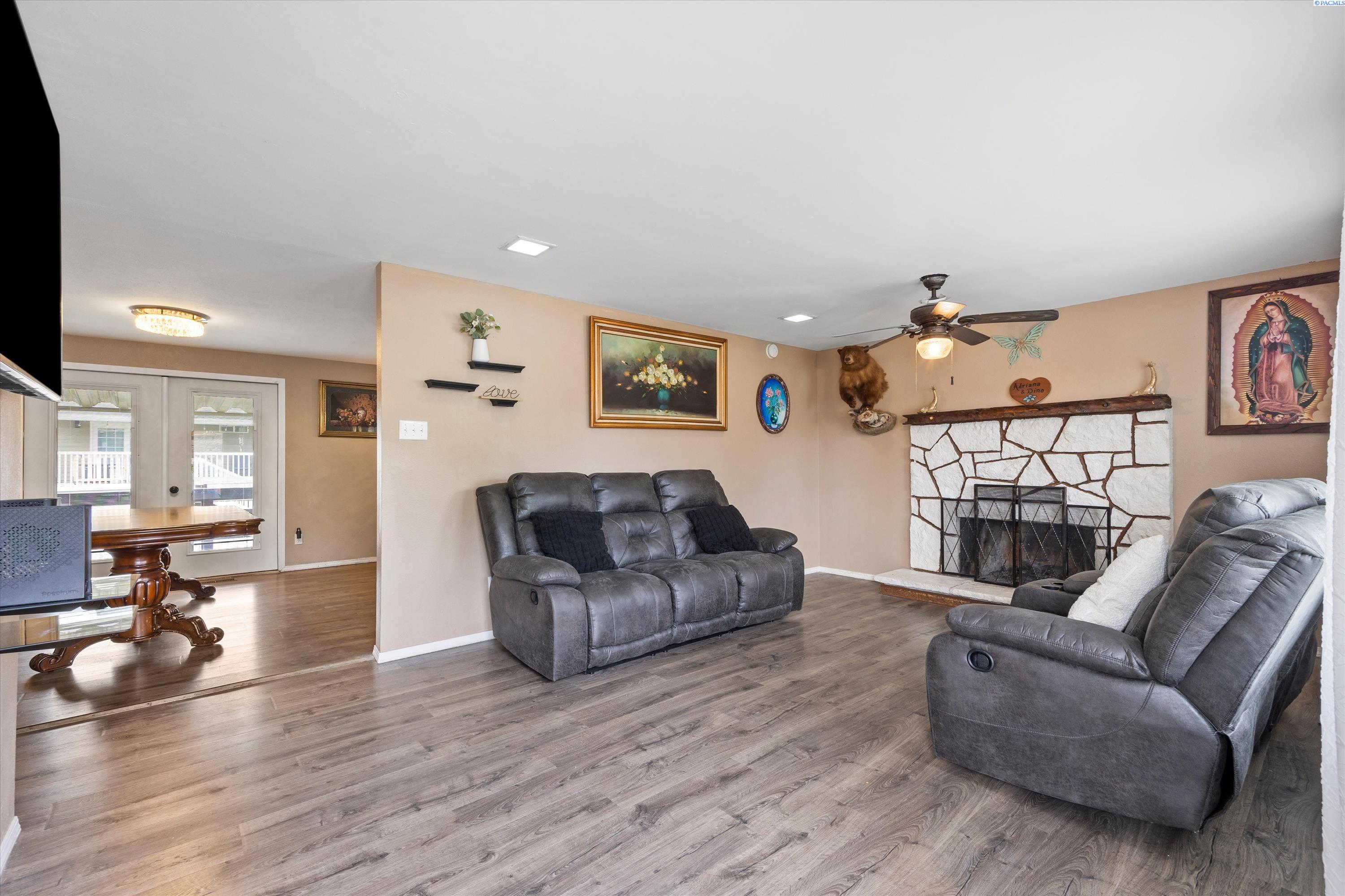 1103 Christopher Ln