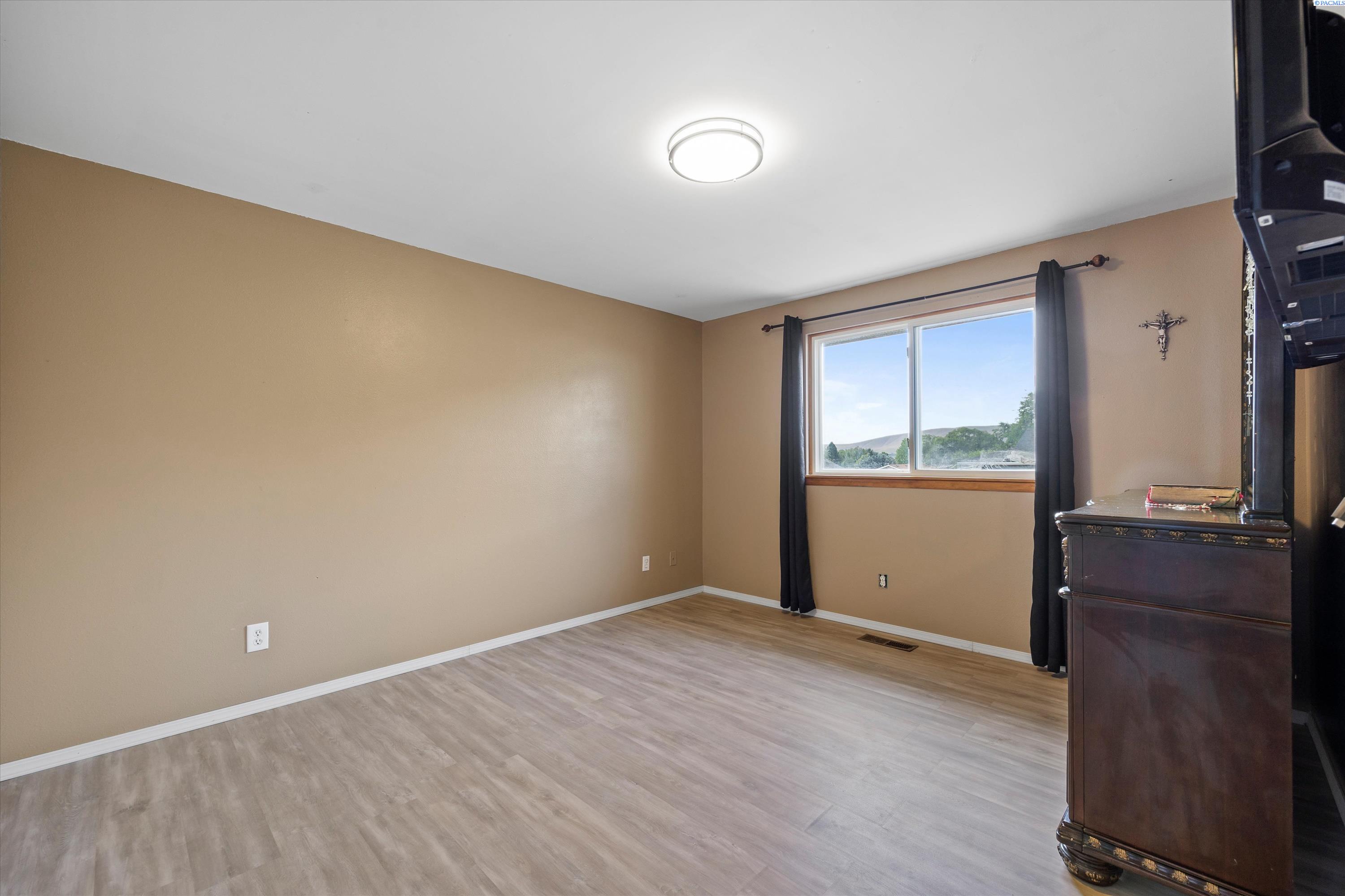 1103 Christopher Ln