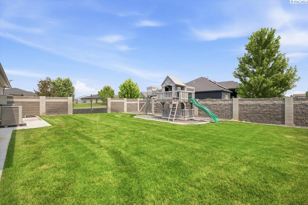11414 Easton Dr