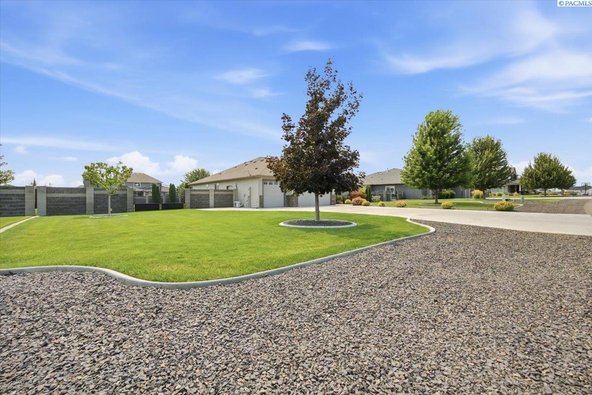 11414 Easton Dr