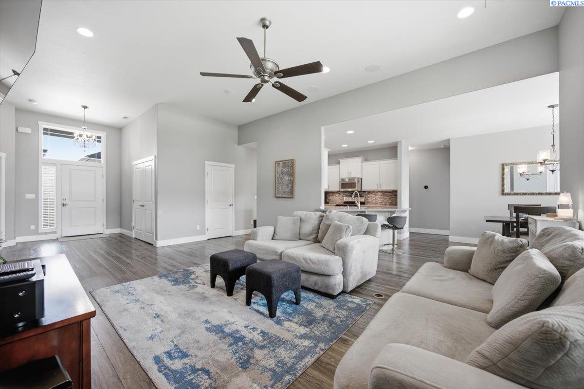 11414 Easton Dr