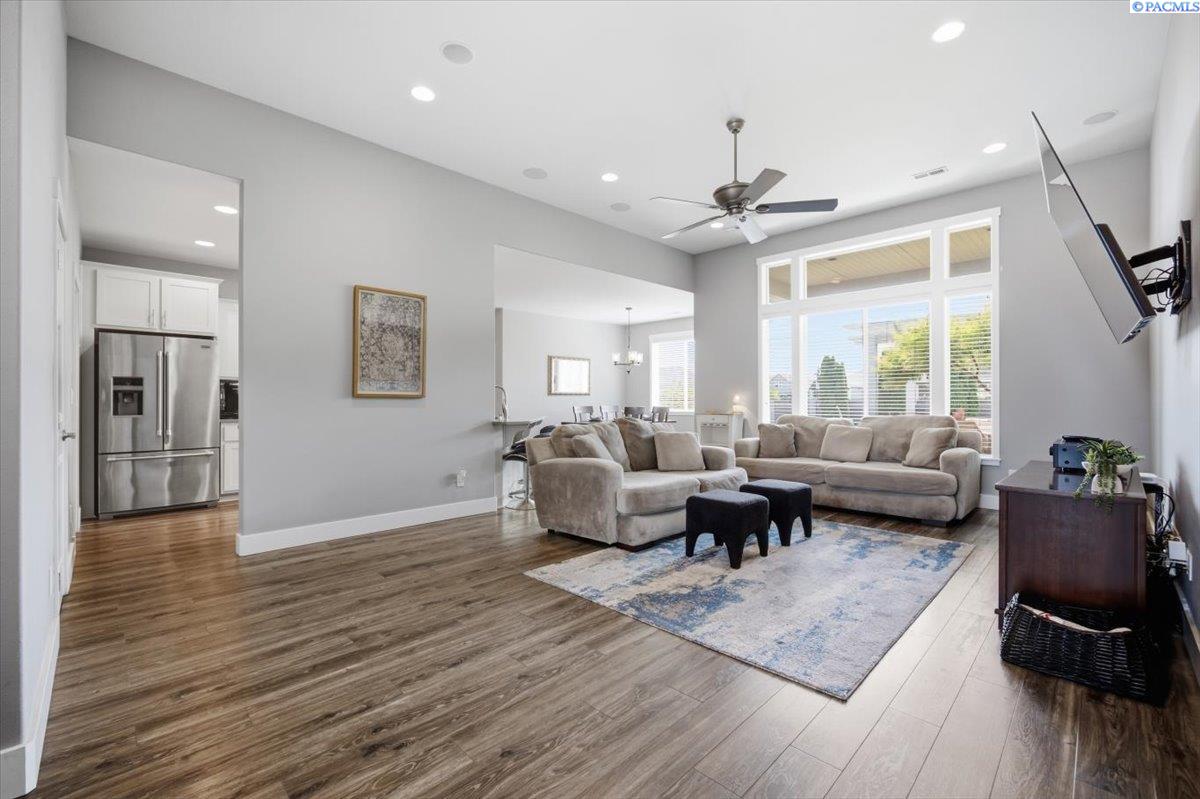 11414 Easton Dr
