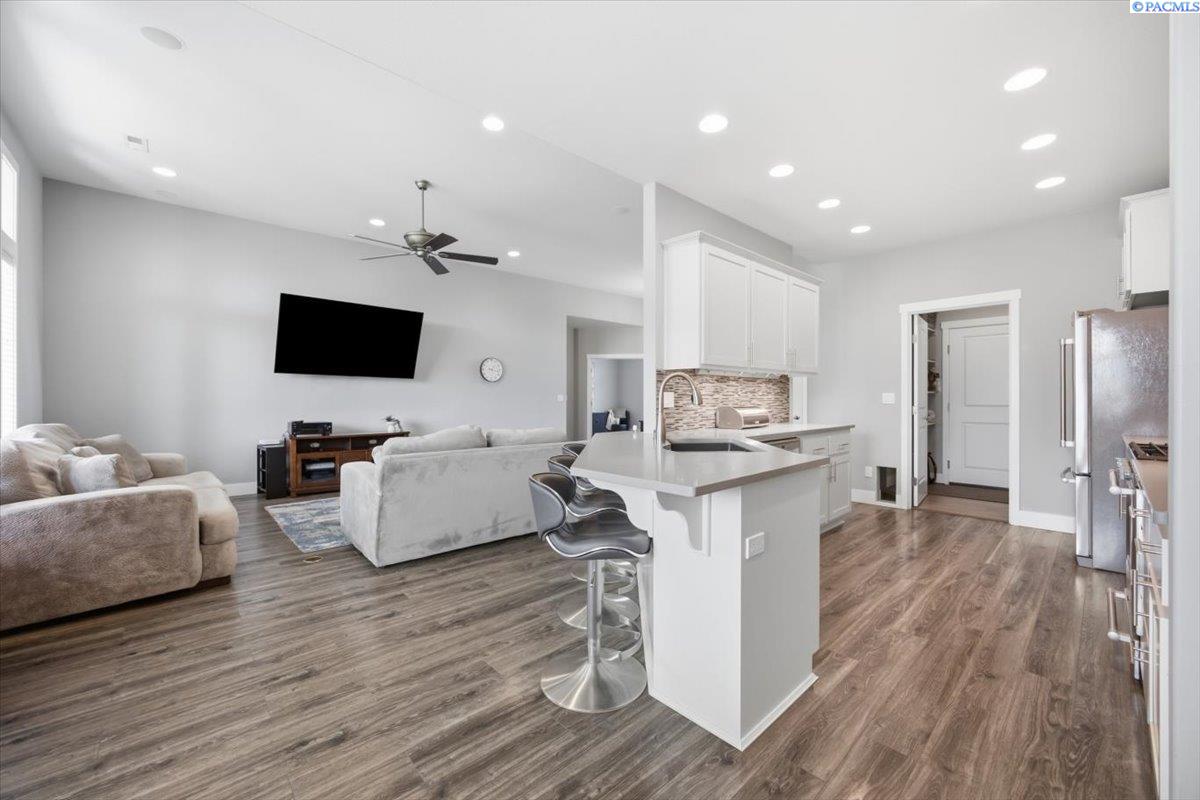 11414 Easton Dr