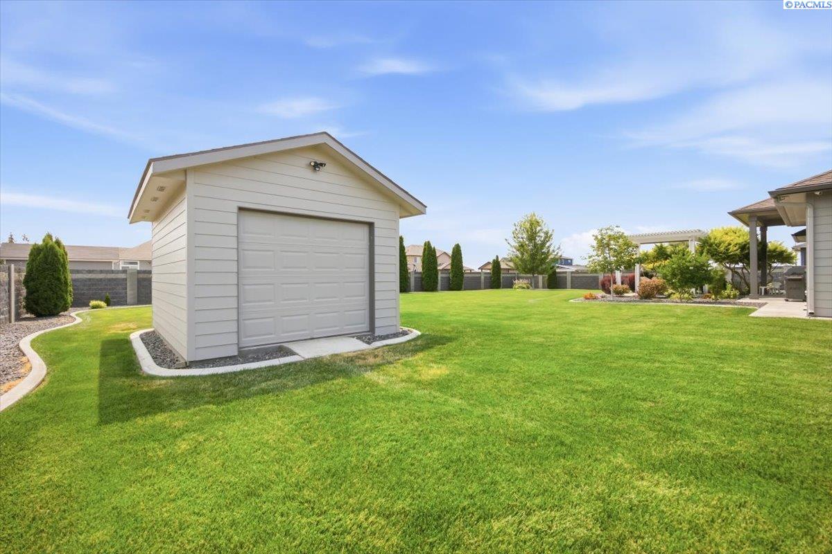 11414 Easton Dr