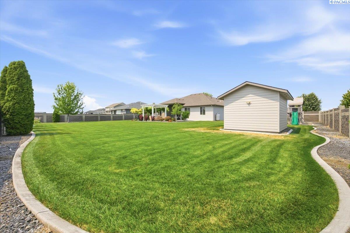 11414 Easton Dr