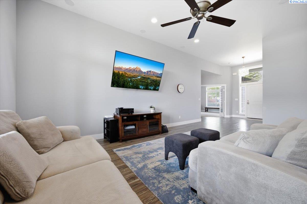 11414 Easton Dr