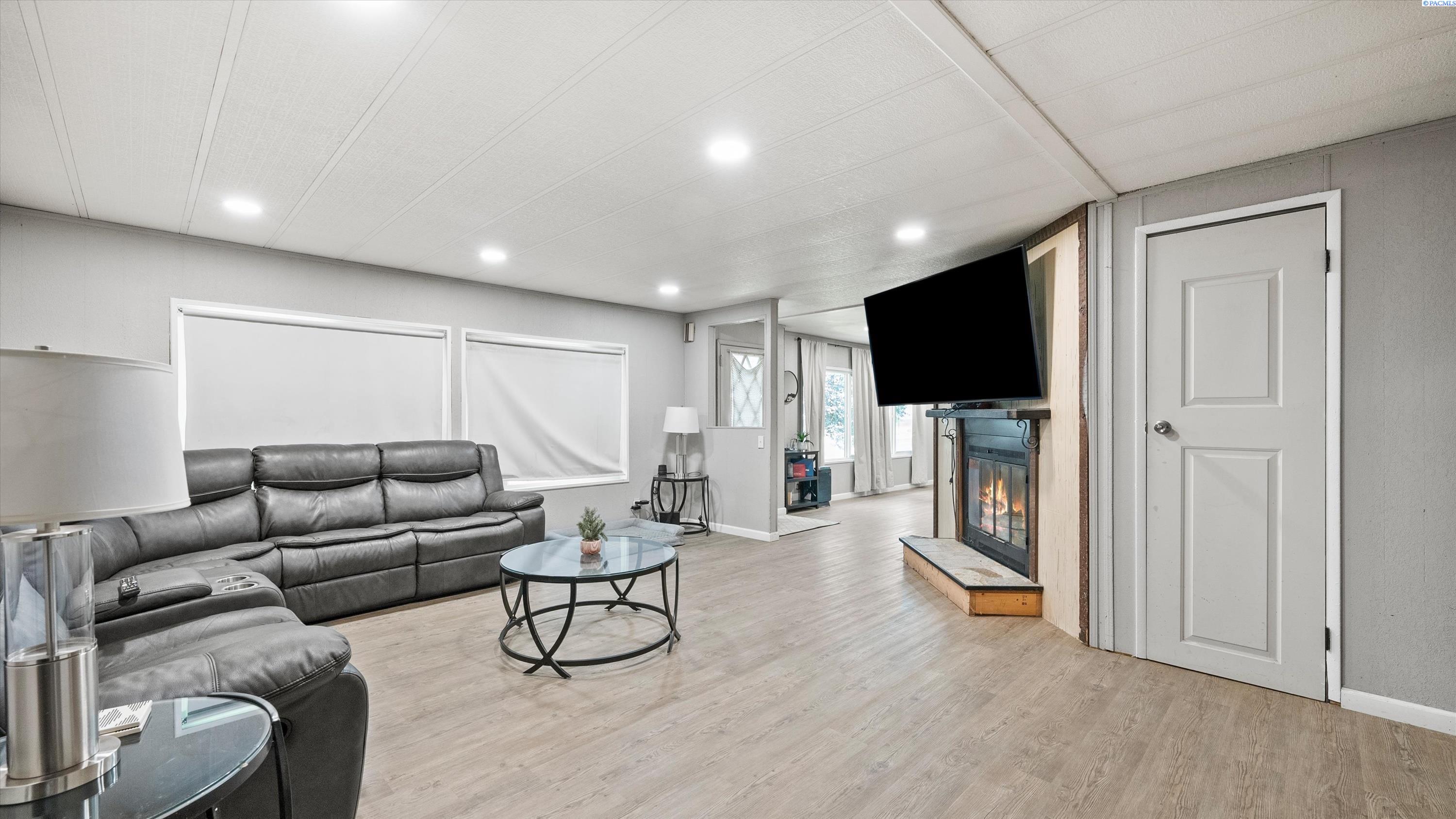 520 Grosscup Blvd