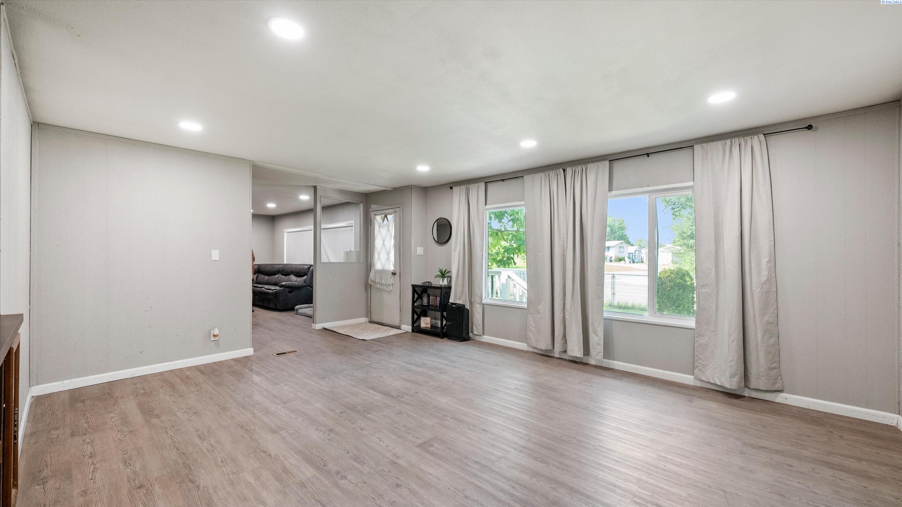 520 Grosscup Blvd