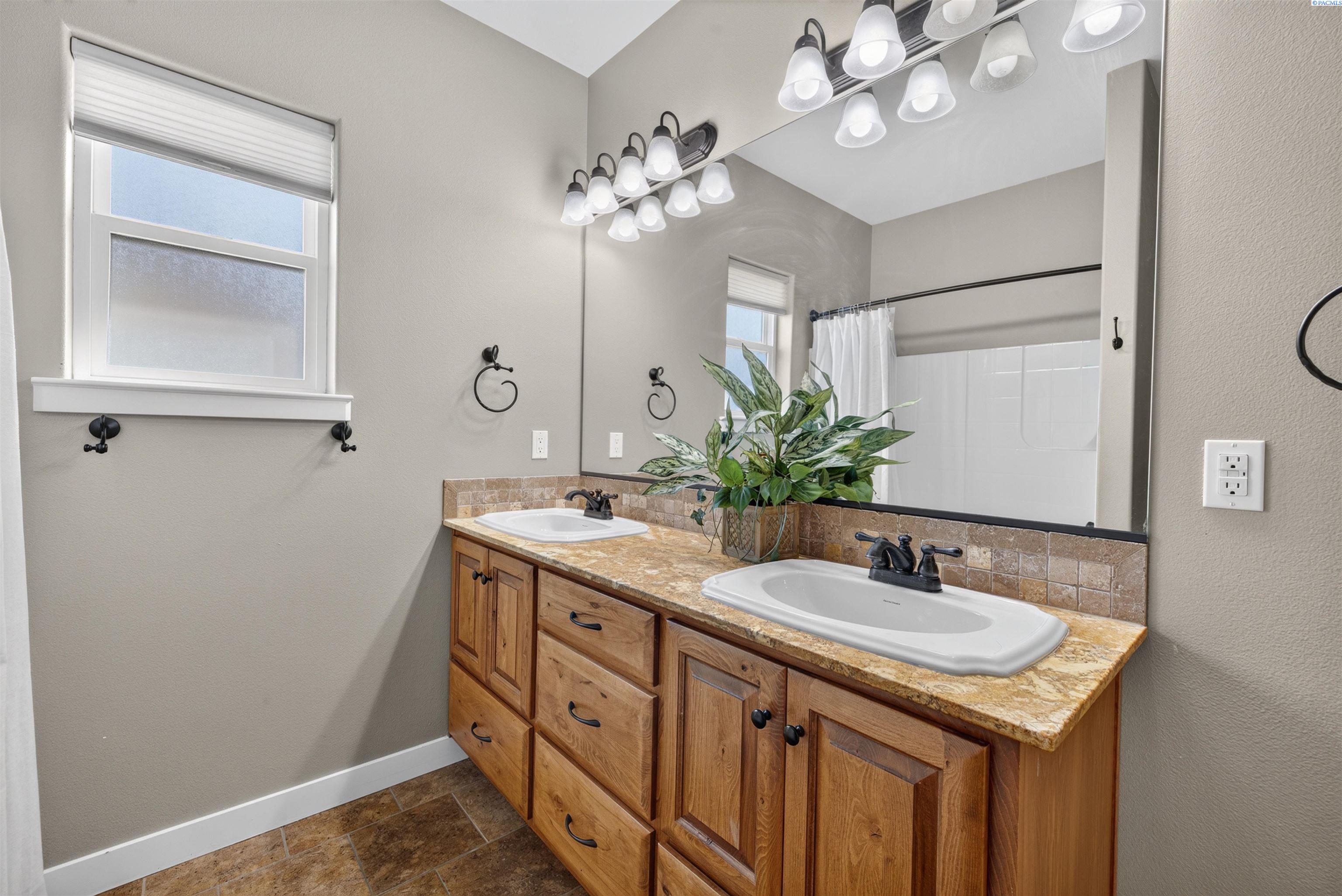 4502 Tamarisk Dr