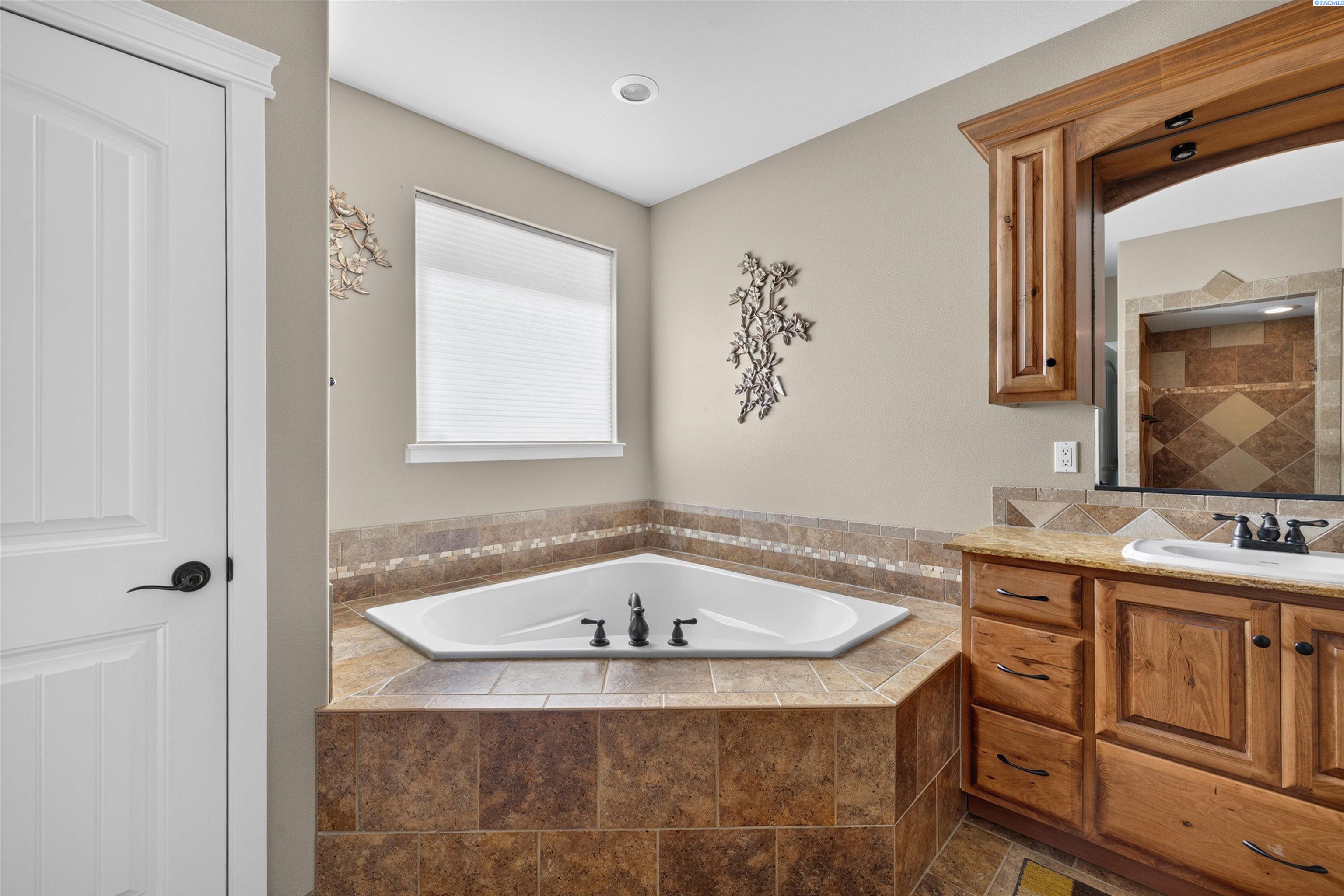 4502 Tamarisk Dr