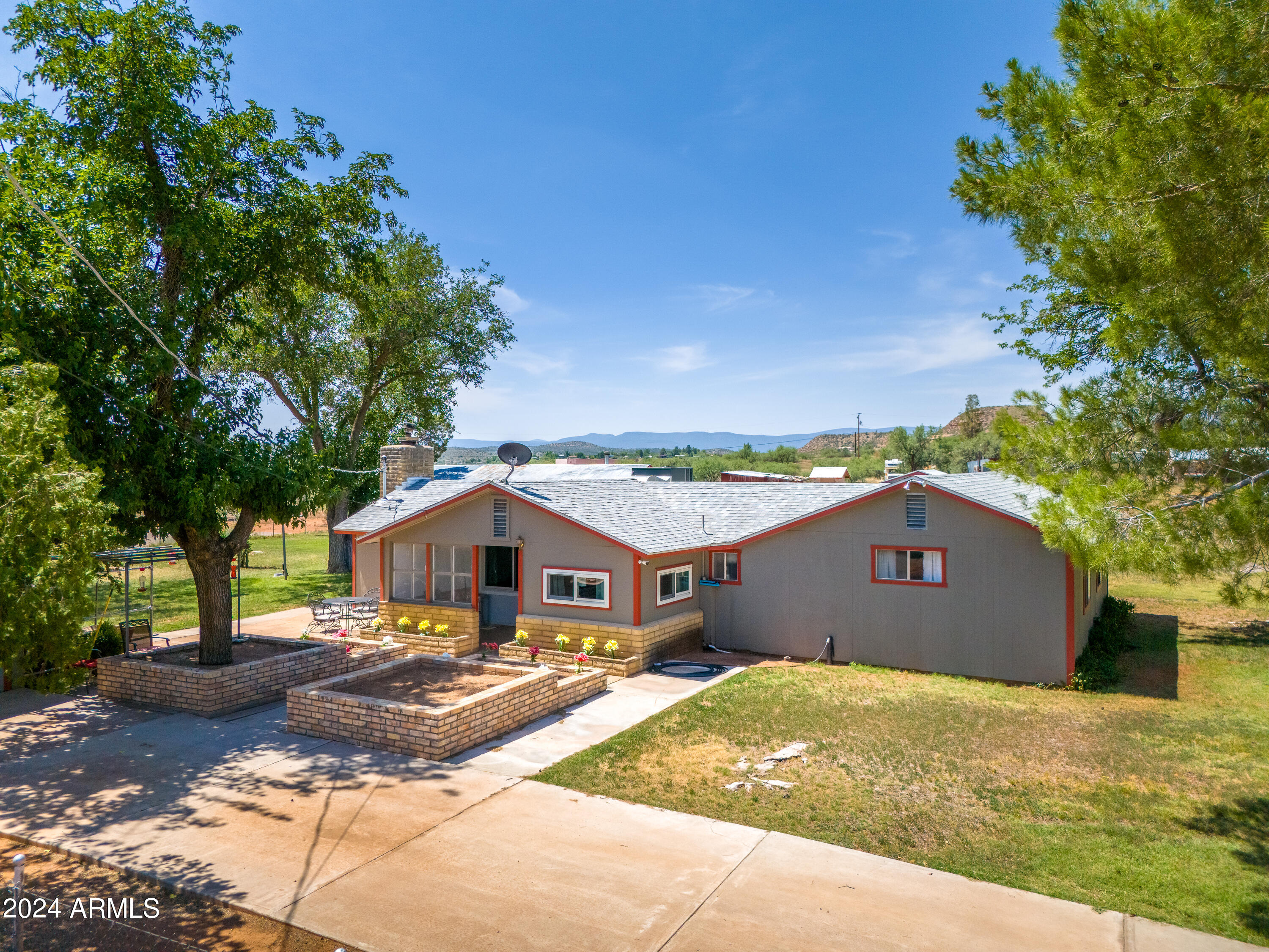 1895 S SUGARLOAF Road