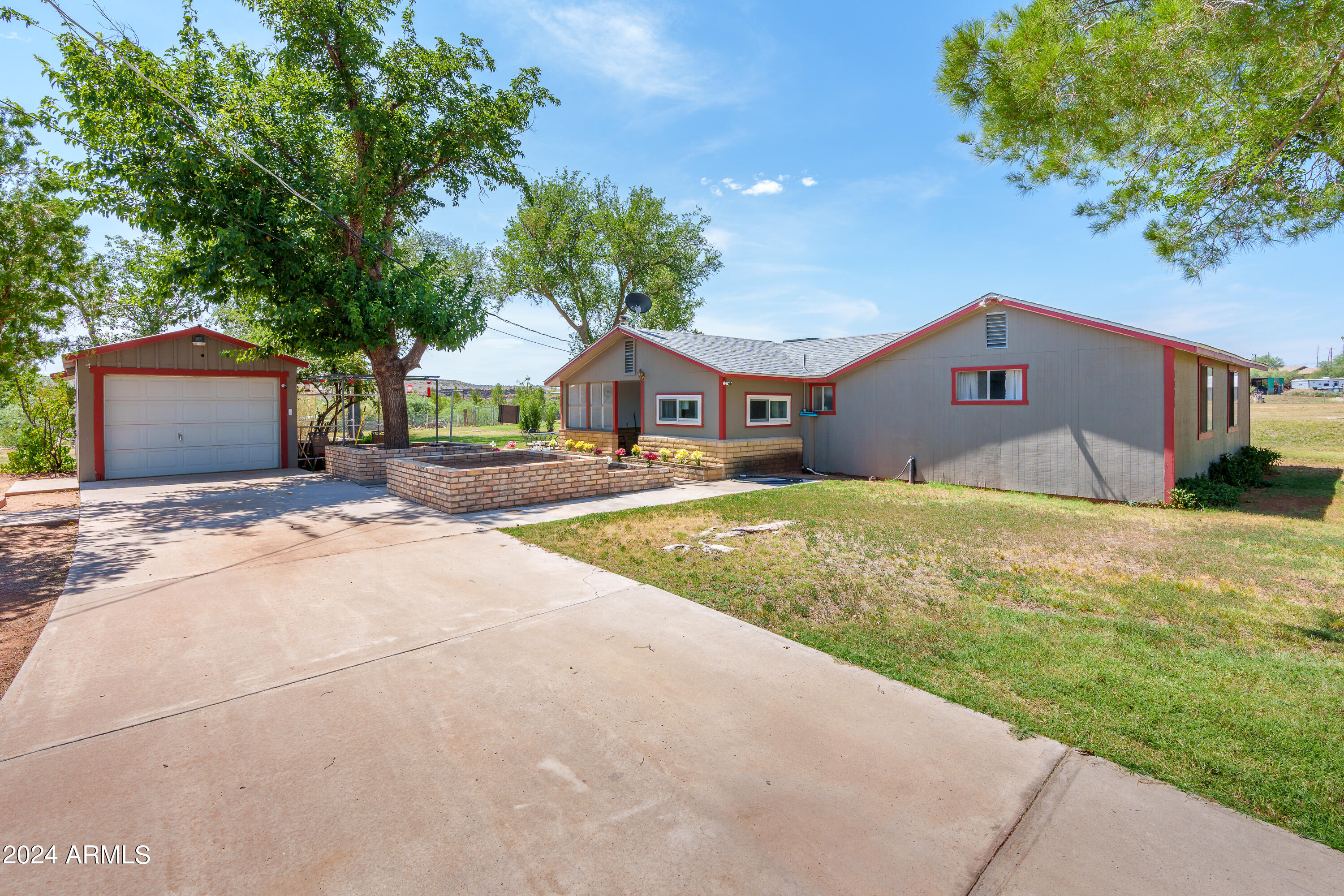 1895 S SUGARLOAF Road