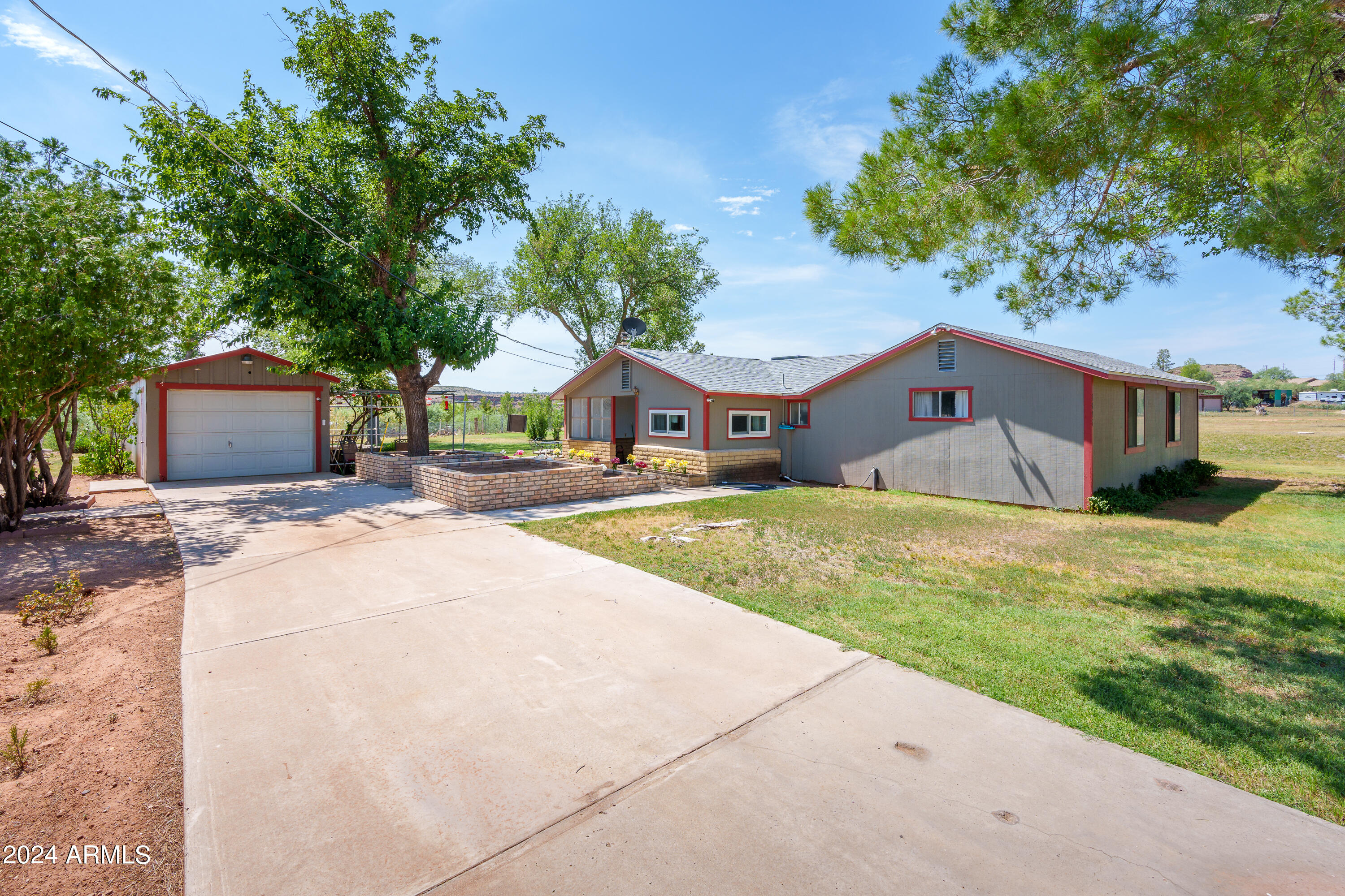 1895 S SUGARLOAF Road
