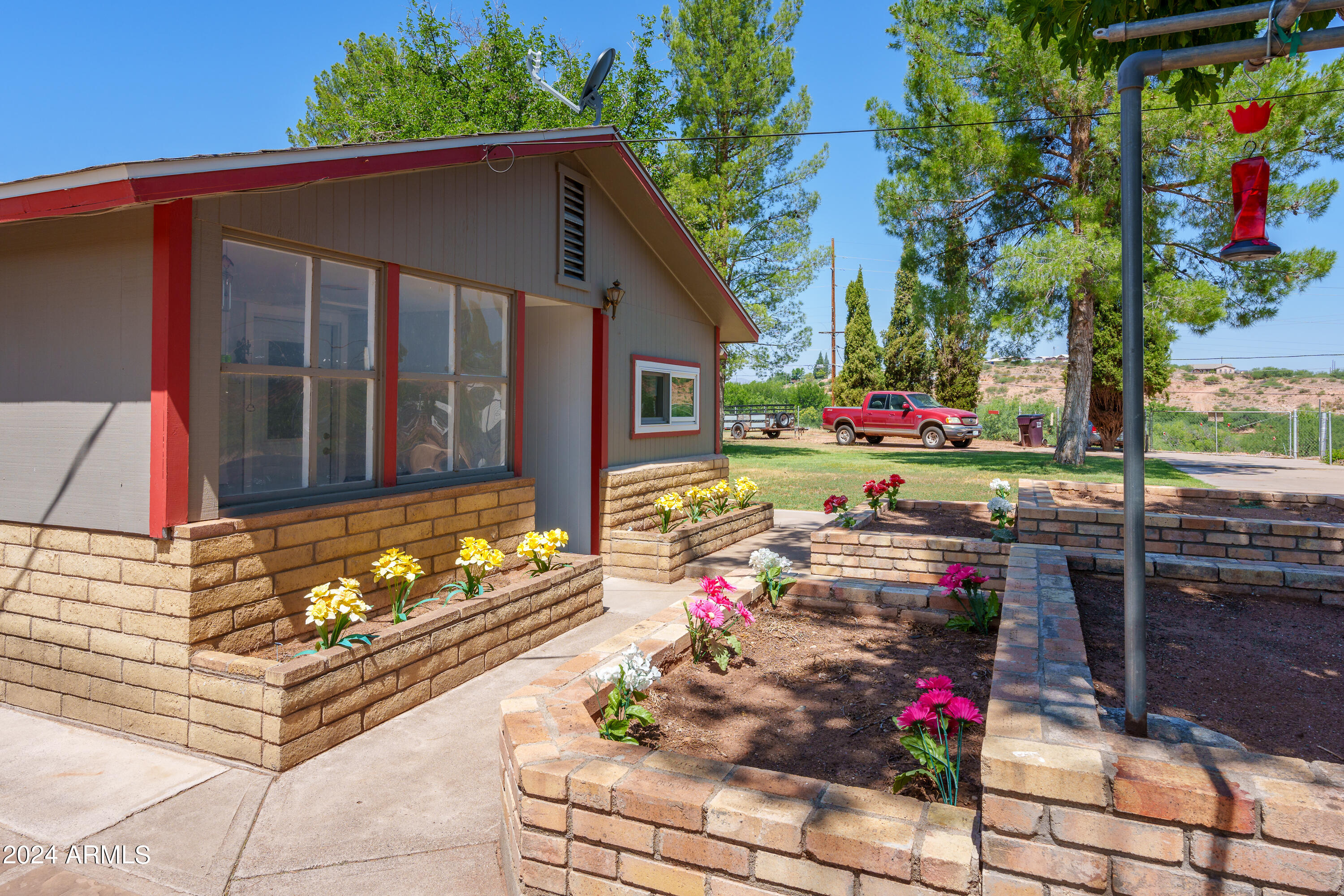1895 S SUGARLOAF Road