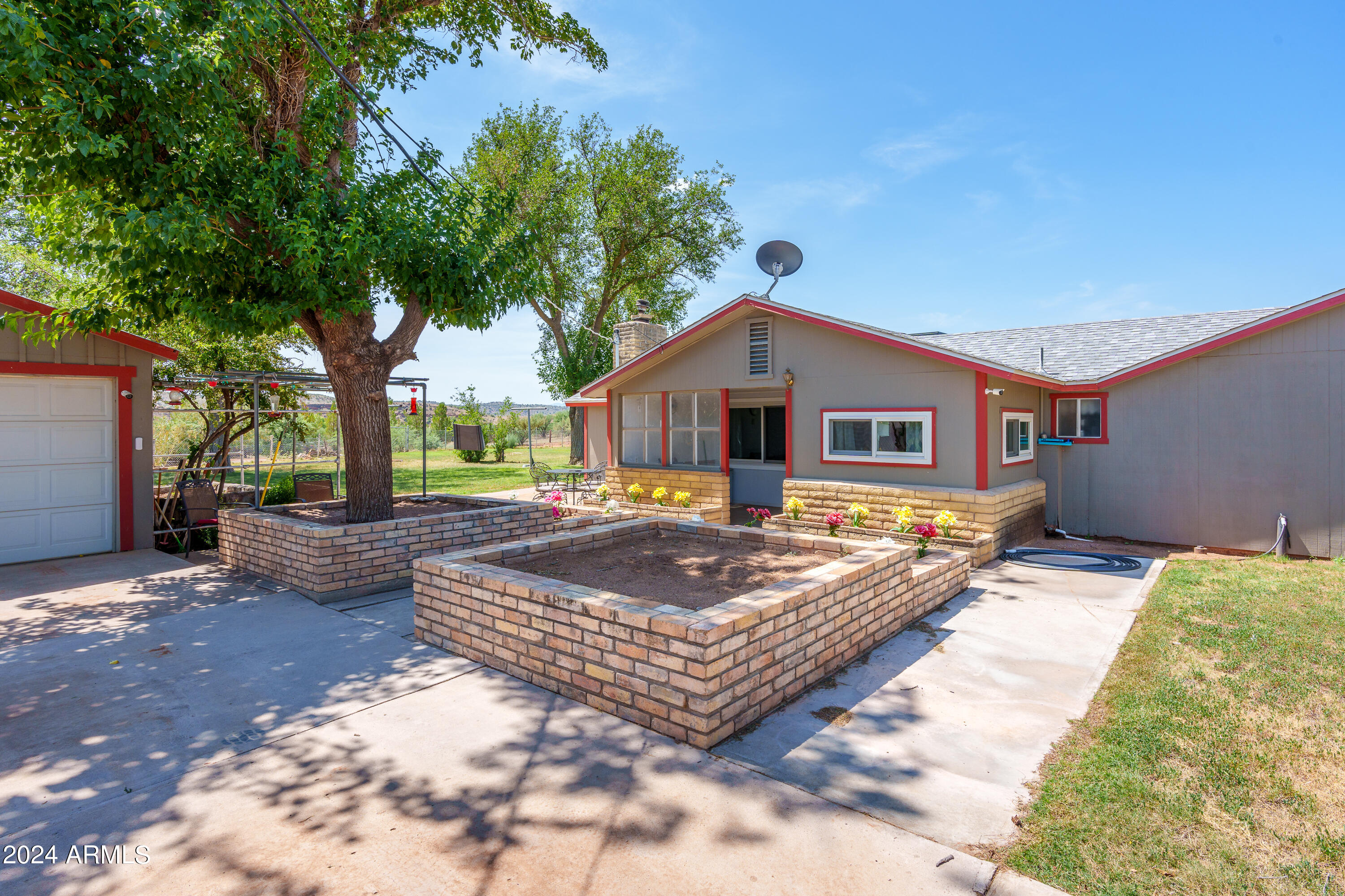 1895 S SUGARLOAF Road
