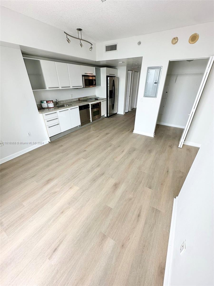 185 SW 7th St # 4106