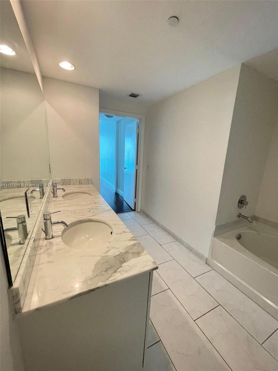 950 Brickell Bay Dr # 1704