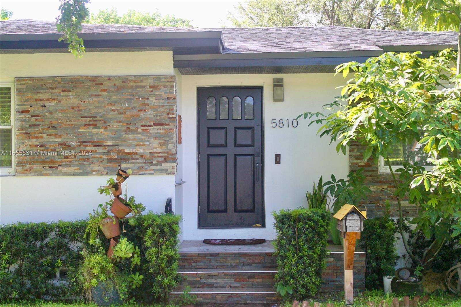 5810 SW 10th St