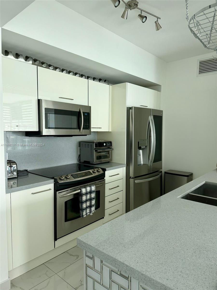 951 Brickell Ave # 2810