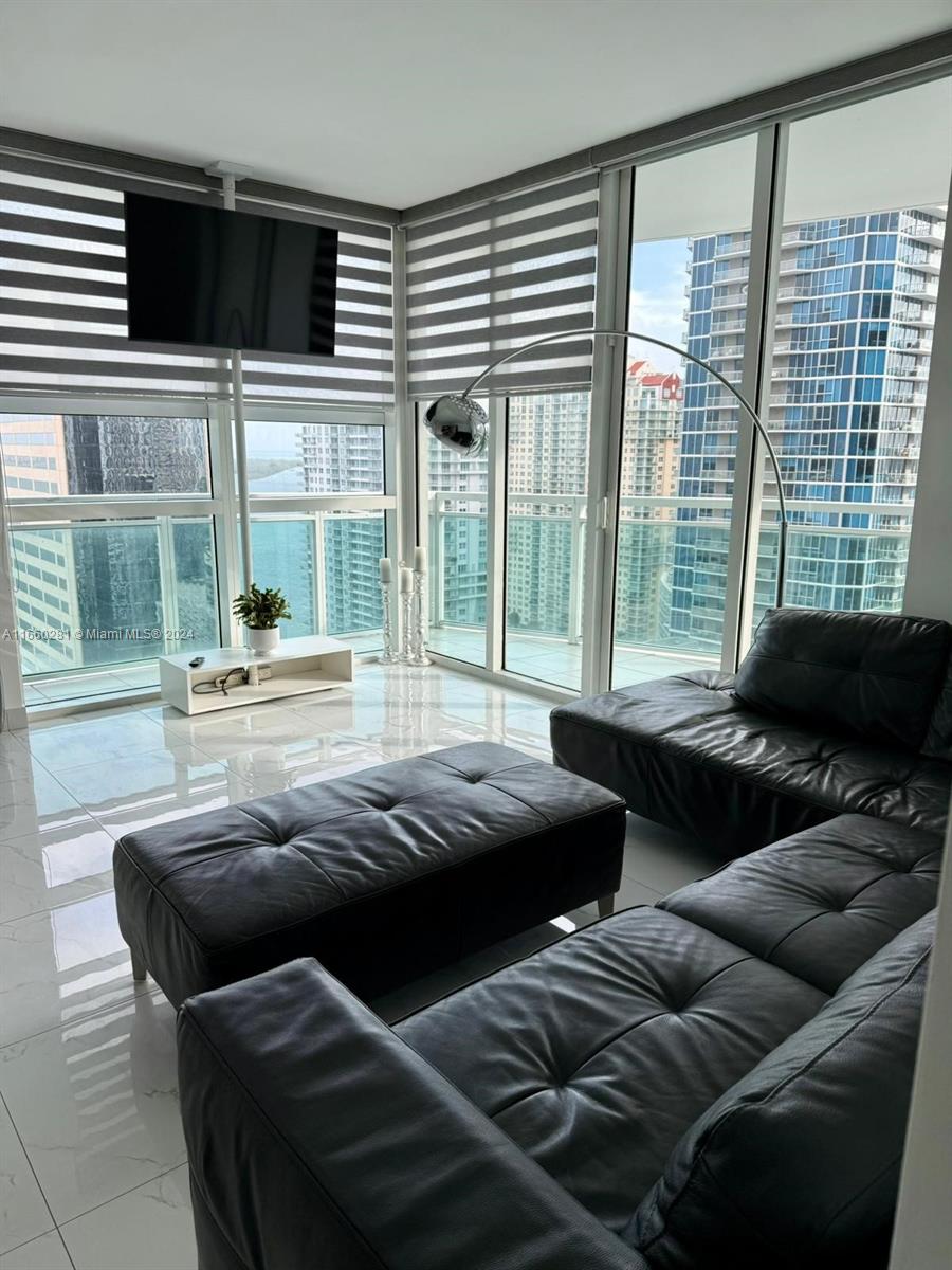 951 Brickell Ave # 2810