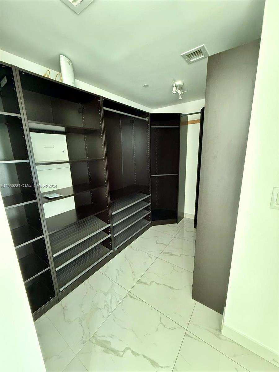 951 Brickell Ave # 2810