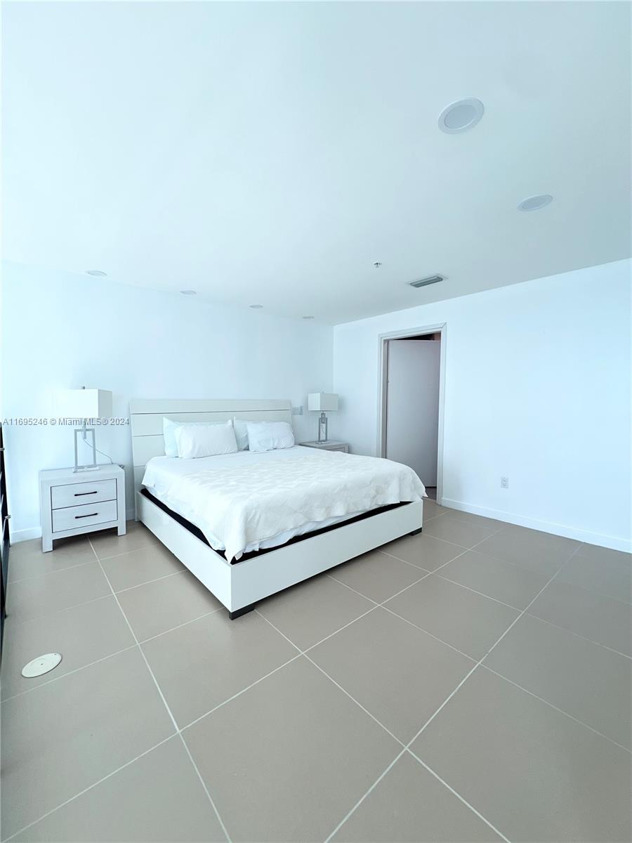 300 S Biscayne Blvd # 814 Unit: L-814