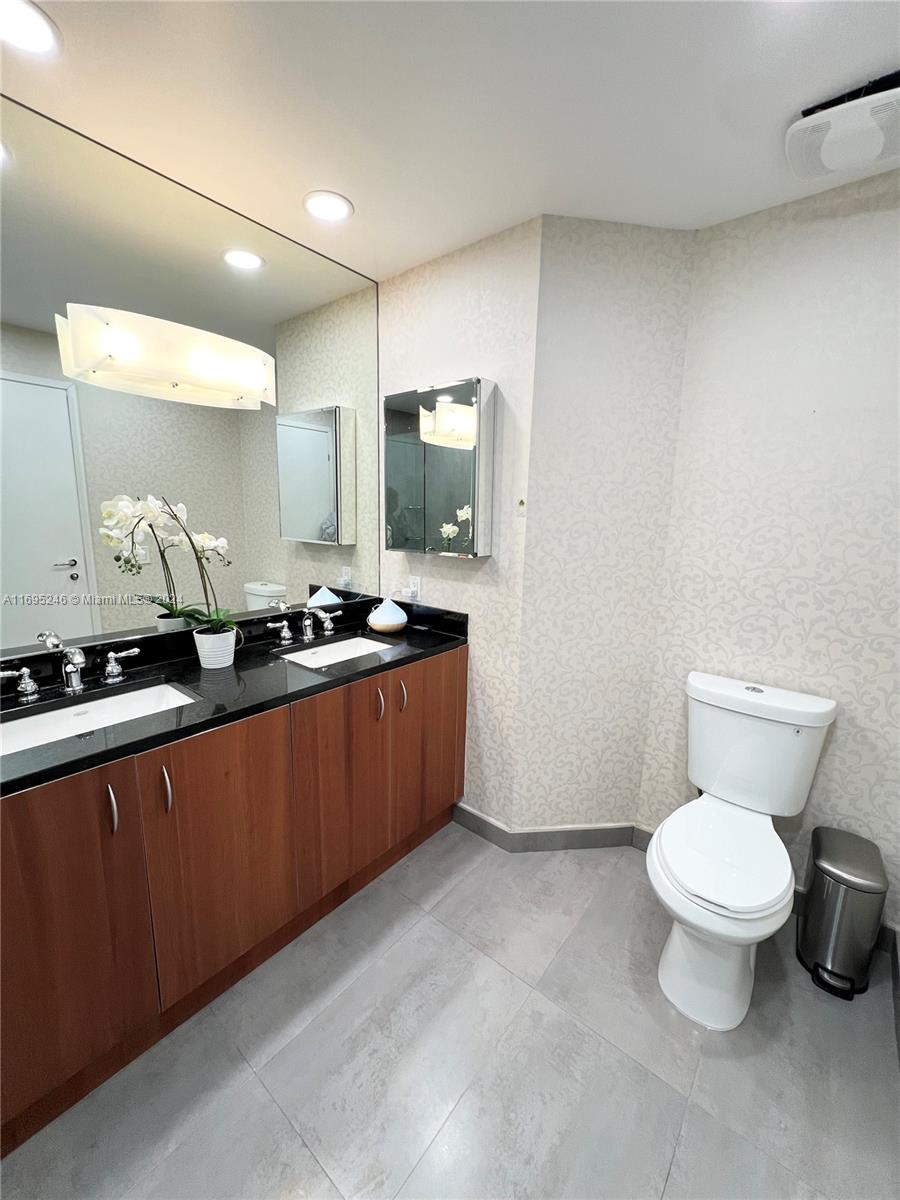 300 S Biscayne Blvd # 814 Unit: L-814
