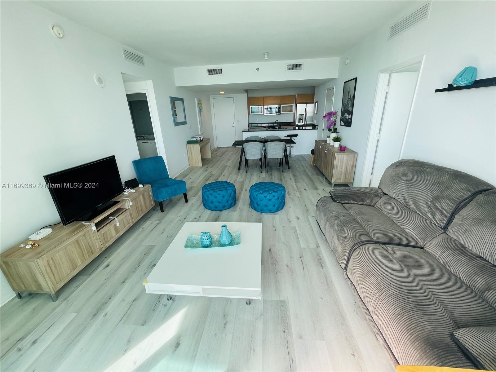 951 Brickell Ave # 3806