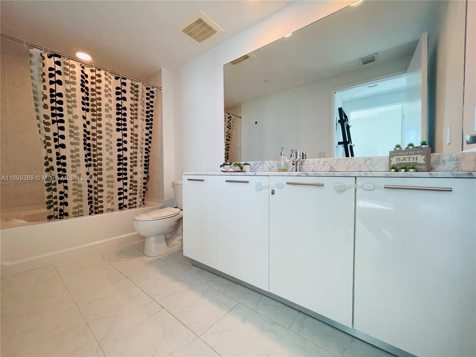 951 Brickell Ave # 3806