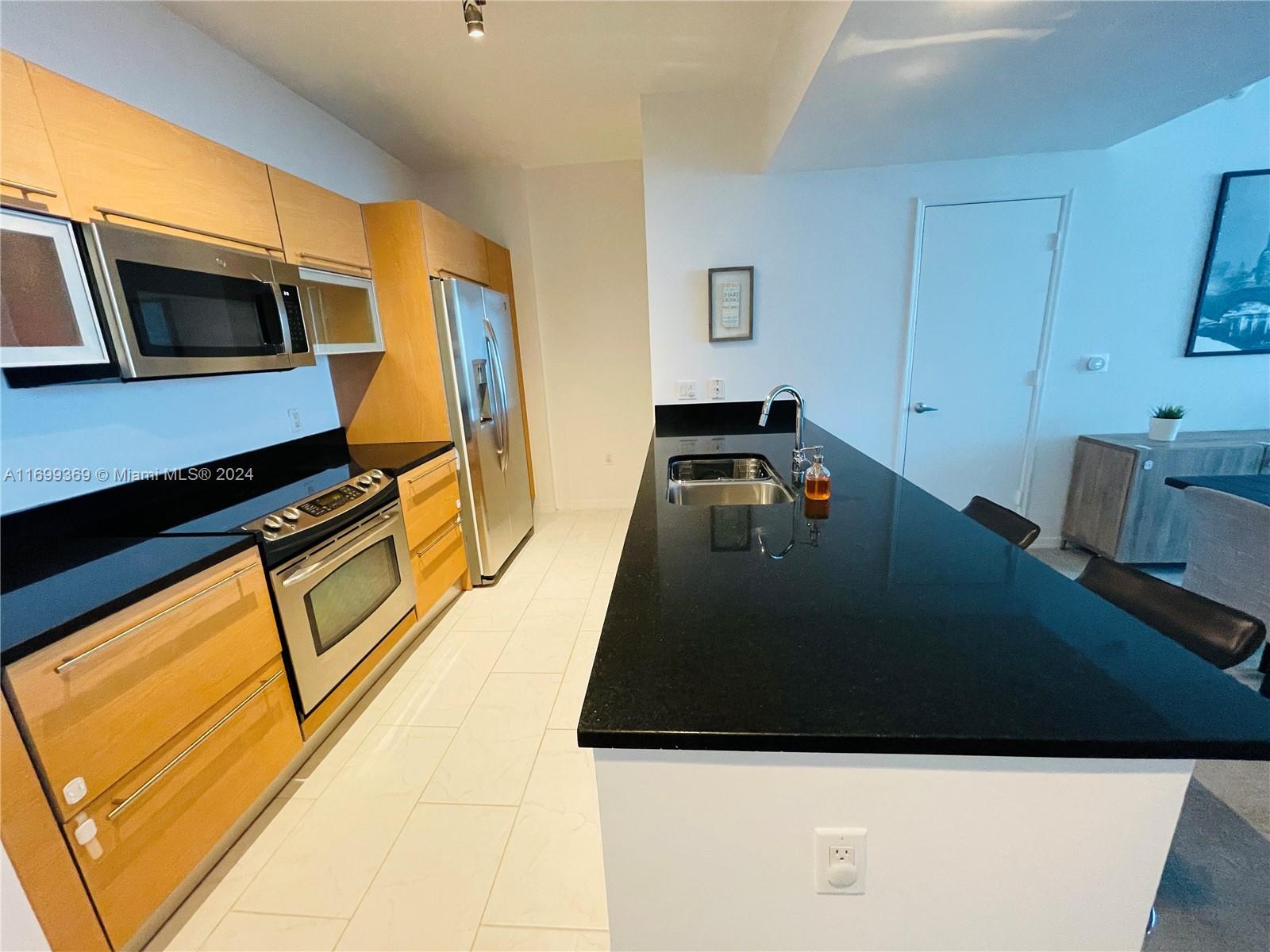 951 Brickell Ave # 3806