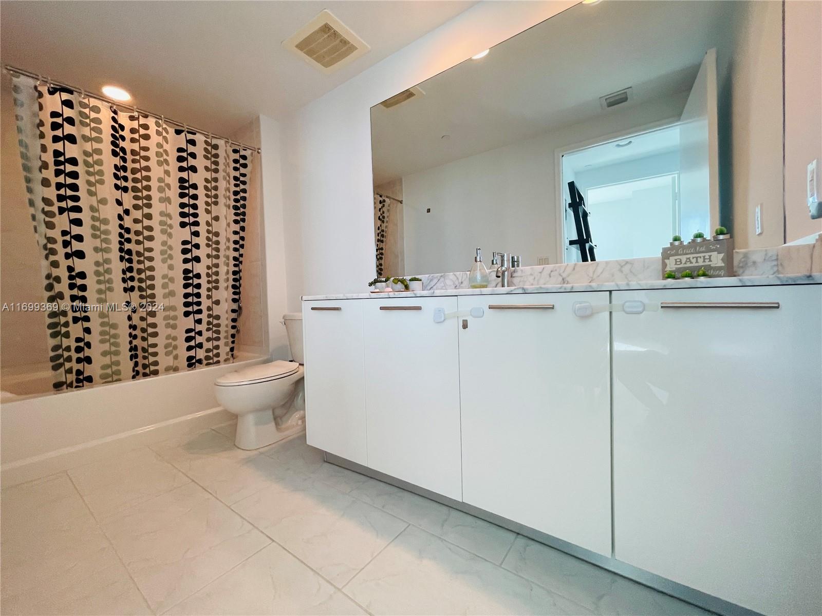 951 Brickell Ave # 3806