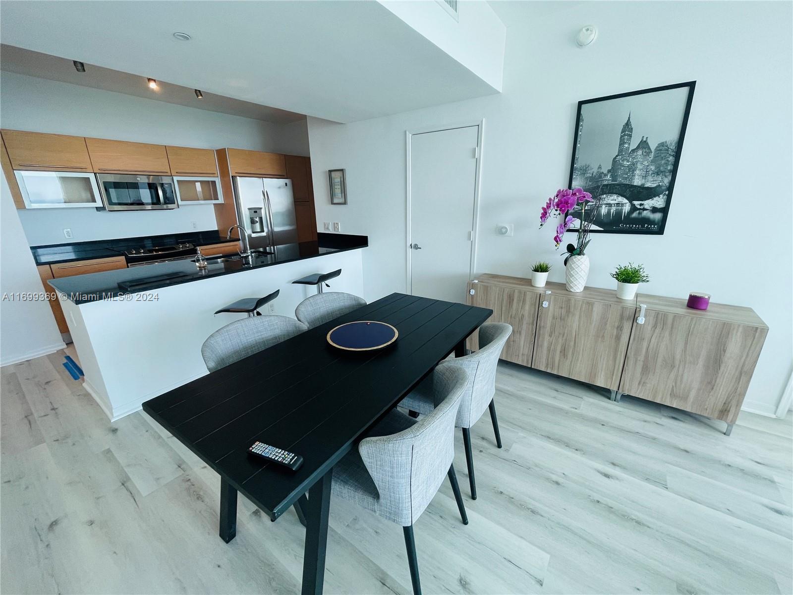 951 Brickell Ave # 3806