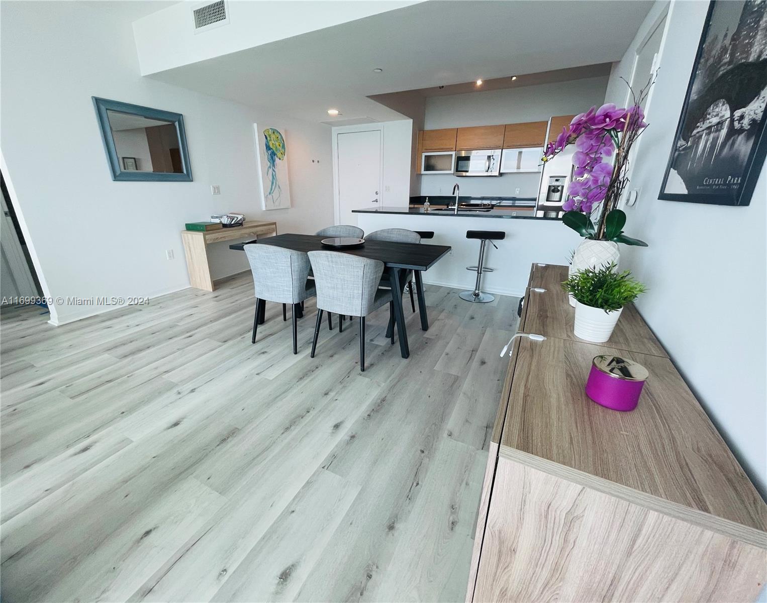 951 Brickell Ave # 3806
