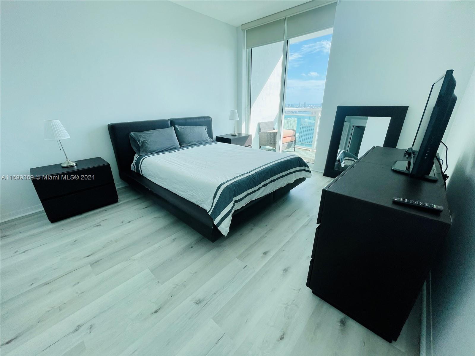 951 Brickell Ave # 3806