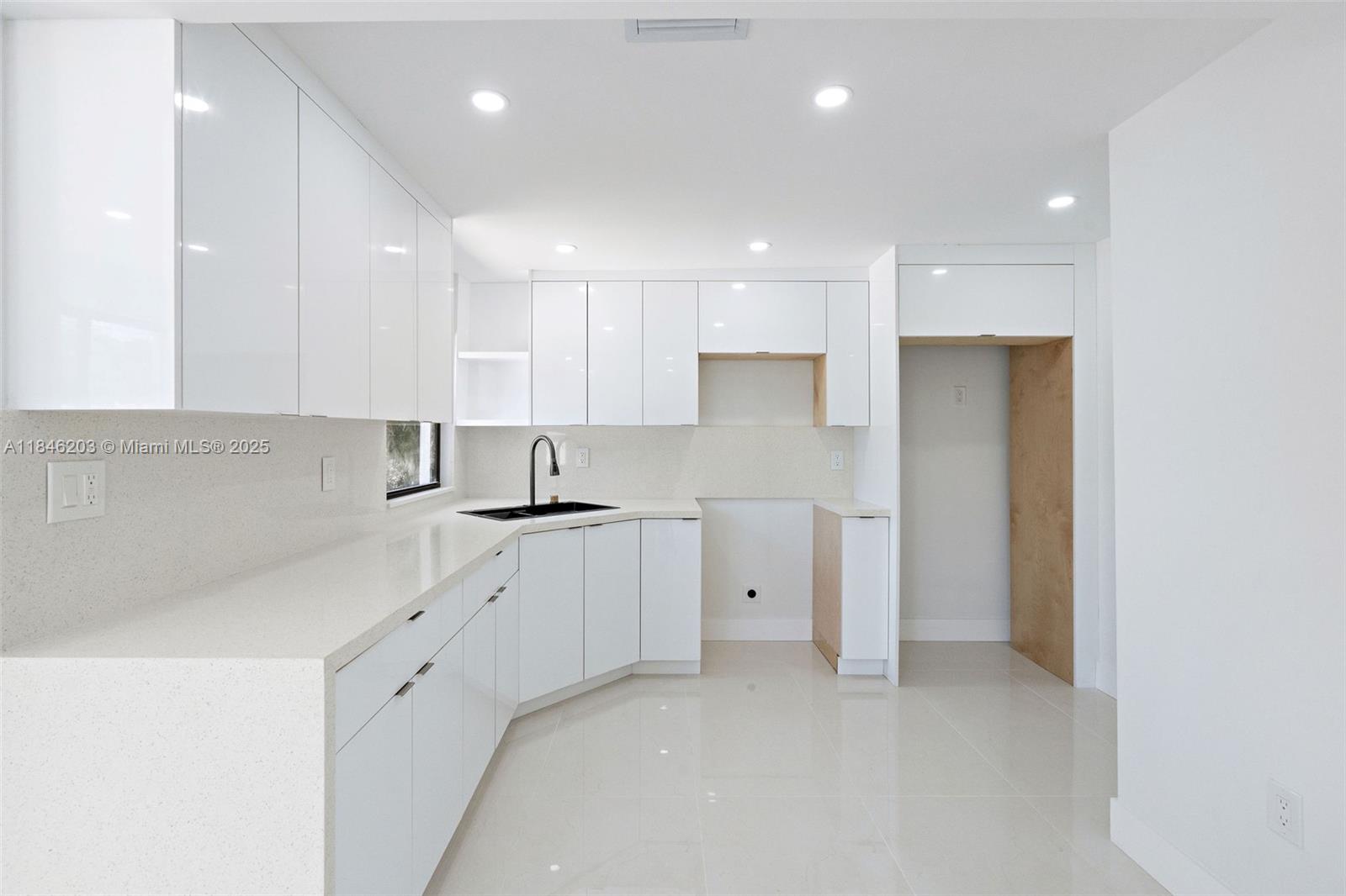 1212 N 22nd Ave